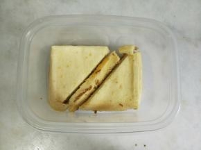 盒子底部先铺满一层蛋糕。