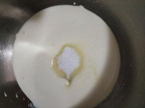 淡奶油加细砂糖打至裱花状态。