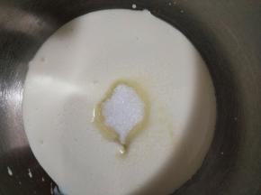 淡奶油加细砂糖打至裱花状态。