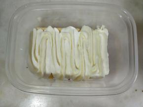 装入套有裱花嘴的裱花袋中，挤上一层淡奶油。