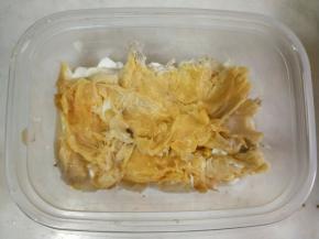 铺上一层榴莲果肉。