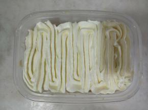 挤上一层淡奶油。