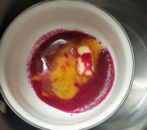 火龙果泥和黄油隔热水加热至融化，备用。