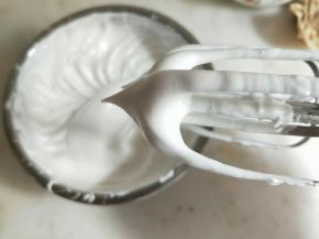 蛋清加几滴白醋，分三次加入细砂糖打至硬性发泡。