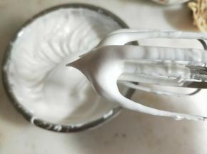 蛋清加几滴白醋，分三次加入细砂糖打至硬性发泡。