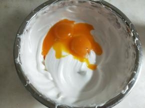 加入蛋黄低速搅打均匀。