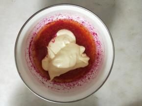 舀一勺面糊加入火龙果黄油中。