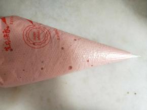 将面糊装入裱花袋中。