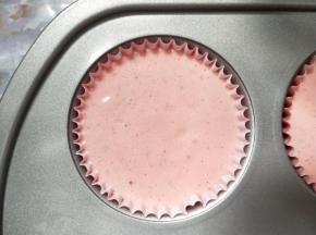 挤入装有纸杯的模具中，8分满。入预热好的烤箱160度中层烤30分钟，上面放一个烤网盖上锡纸，避免上色过深。