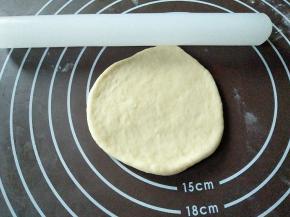 取一个面团，拍打，擀开排气