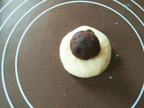 按扁，包上一个豆沙