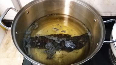 熏腊肉太硬要放入水里煮20分钟才能切开（要看肉的大小来定时间）