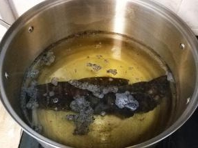 熏腊肉太硬要放入水里煮20分钟才能切开（要看肉的大小来定时间）