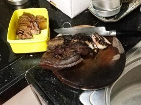 煮过的熏肉捞起冲洗干净表面的黑色物，切片备用