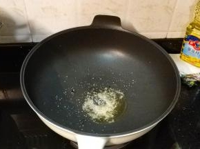 锅里放入油、蒜盐、糖大火烧开