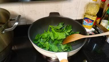 倒入菜心炒制