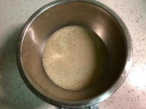 盆里放入140克清水，加入2克酵母。