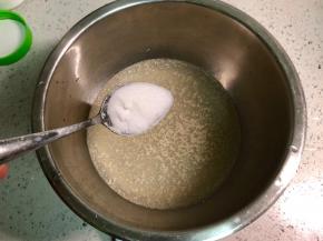 加入10克白糖。