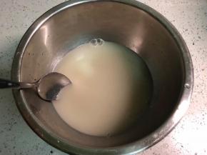 拌匀，让酵母激活，加糖的作用是加速发酵，成品并不会很甜。