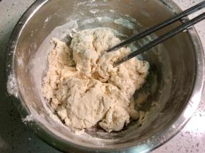 加入200克面粉，用筷子拌成絮状。