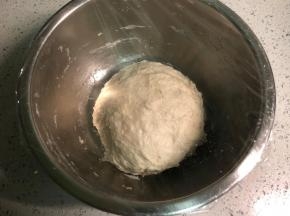 然后把面和成团，不需要揉的很光滑，揉至均匀没有干粉即可，粘手是正常的，因为含水量多。然后盖上保鲜膜进行基础发酵。