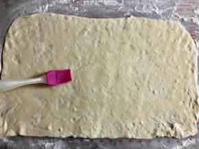 在面片上均匀的抹一层油。