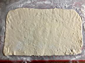 然后用擀面杖擀成一片长方形的面片。