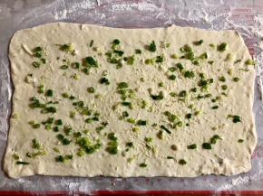 撒上葱花、白芝麻和适量盐。