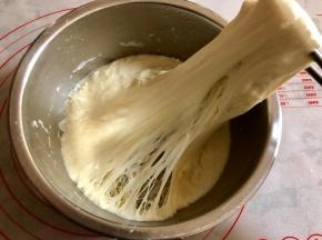 发至2倍大后，用筷子挑起来，内部有细密均匀的蜂窝状组织，就发酵好了。