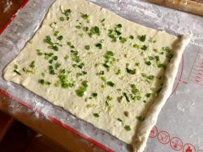 然后从一端卷起。