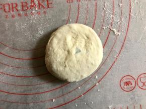 然后竖起按压成饼状。