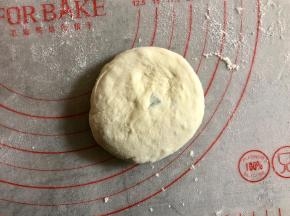 然后竖起按压成饼状。