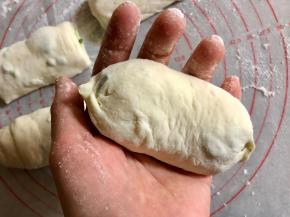 把面段的两端捏紧