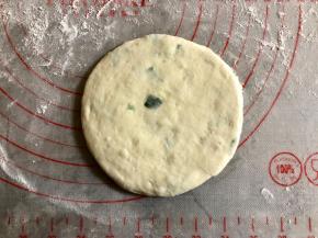 用擀面杖稍微擀薄。