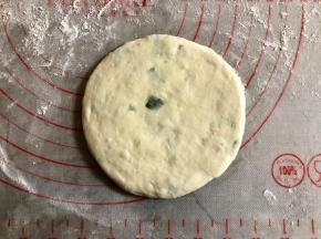 用擀面杖稍微擀薄。