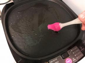电饼铛预热后，上下盘各刷一层底油。