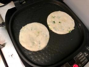 把面饼房进电饼铛，盖上盖子，用“大饼”模式开始烙制。