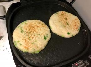 烙制两面金黄即可。