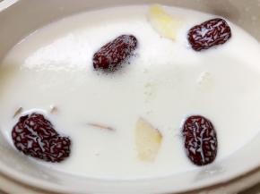 加入纯牛奶，隔水炖2个小时