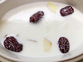 加入纯牛奶，隔水炖2个小时