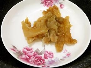 焖好的花胶变得卷曲