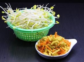 准备豆芽、通心粉、香葱等食材；