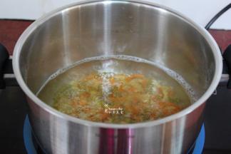 清水煮沸，把通心粉放入锅中，煮八成熟；