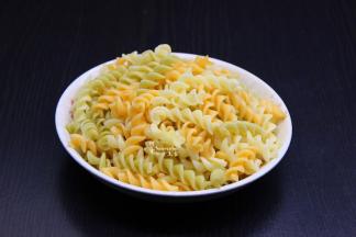 捞出，沥干水，加一点油拌均；这样的通心粉不仅好吃，还不粘锅。