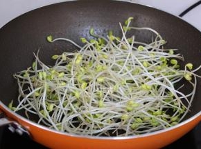 热锅倒油，把洗净的豆芽倒入锅中，爆炒六成熟；