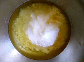 将蛋液、植物油和糖粉混合