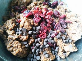 加入蔓越莓和巧克力，揉成団