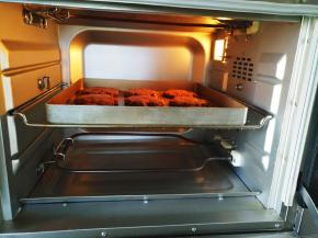 放入预热好的烤箱中层上下火160度20分钟