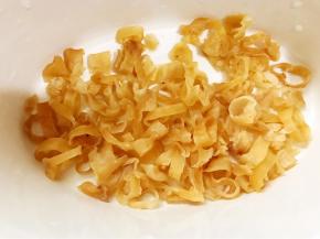 把花胶切成小条放入炖锅里
这是冷冻后泡发花胶