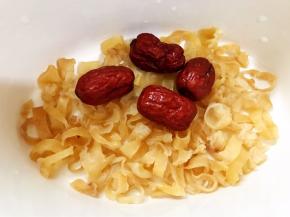 加入红枣，红枣一开始就放进去炖好后红枣的味道会盖住花胶的一些腥味